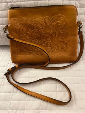 Gorgeous Patricia Nash Tan Tooled Leather Crossbody Bag